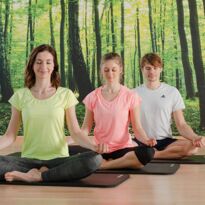 entspannendes Yoga im Schneidersitz