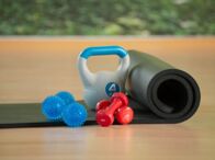 Rückenschule - Verschiedene Trainingsgeräte: Igelball, Kettlebell, Hantel, Faszienrolle und Gymnastikmatte