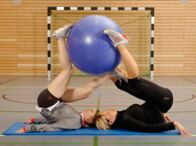 Rückenschule - Stärkung und Stabilisierung des Rückens mit einem großen Ball