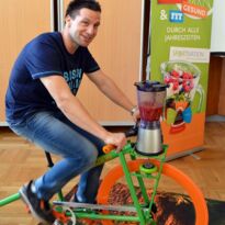 Mann auf dem Smoothiebike in Dresden - Gesundheit zum selber mixen